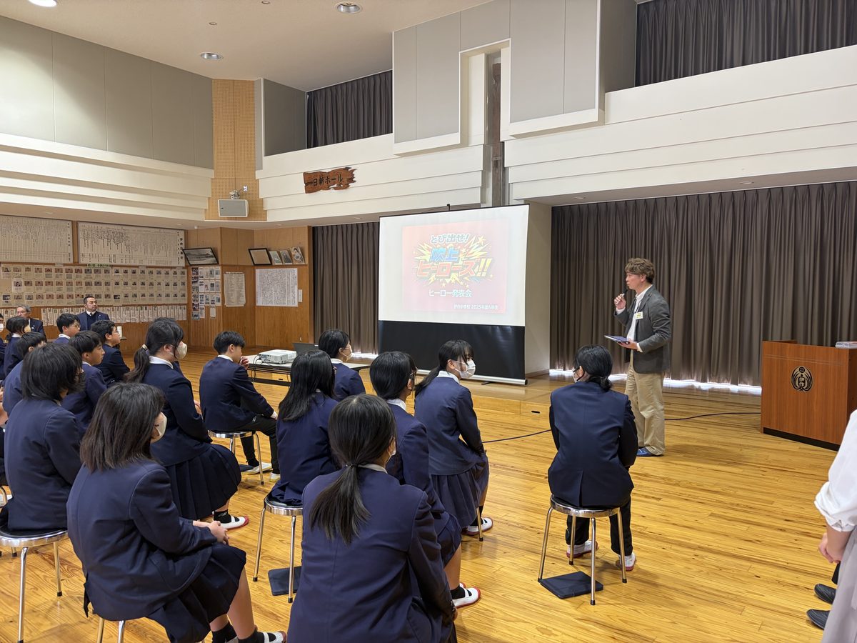 伊作小学校での発表会風景。児童と地域住民が同席し、ヒーロー図鑑の成果を発表